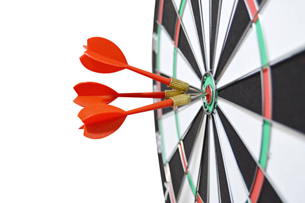 ビジネス目標の成功、勝利、達成を示す水平の白い背景に分離されたダーツボード上の3つの赤い色のダーツの側面図の切り抜き - bulls eye dart darts three objects ストックフォトと画像