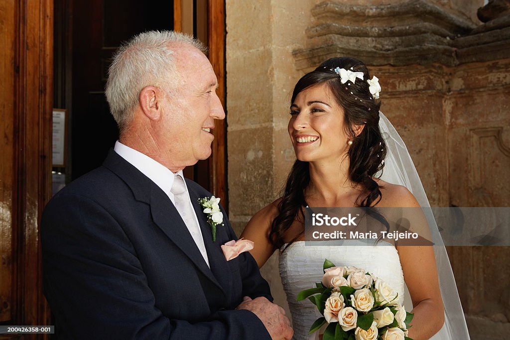 Pareja sonriendo en padre - Foto de stock de Boda libre de derechos