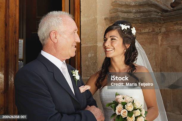 Pareja Sonriendo En Padre Foto de stock y más banco de imágenes de Boda - Boda, Padre, Novia - Boda