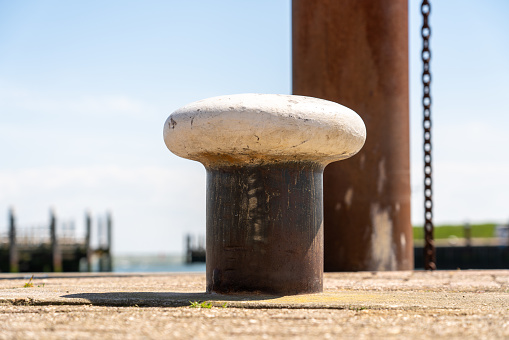 A bollard at the port of the Netherlands where the boats can be anchored and that is out of iron