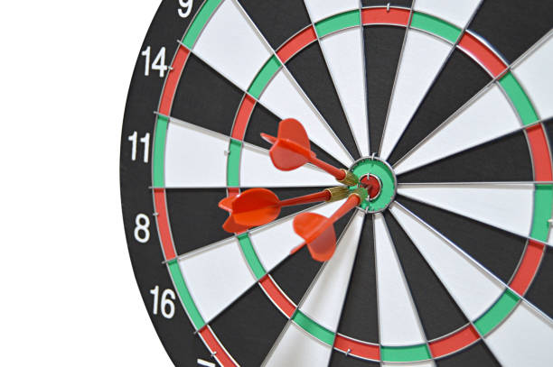 ビジネス目標の成功、勝利、達成を示す水平の白い背景に分離されたダーツボード上の3つの赤いダーツの切り抜き - bulls eye dart darts three objects ストックフォトと画像