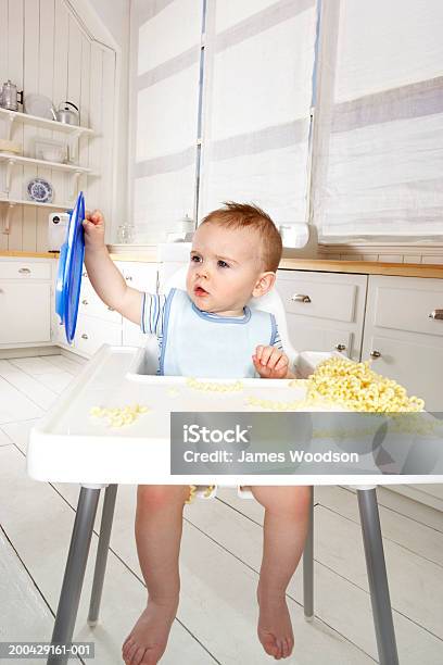 Baby Boy Na Cadeirinha Segurando A Placa - Fotografias de stock e mais imagens de Bebé