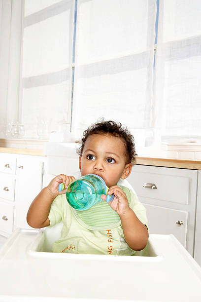 아기 남자아이 (18-23 개월) 의 유아용 식탁의자 술마시기 메트로폴리스 컵 - baby cup 뉴스 사진 이미지