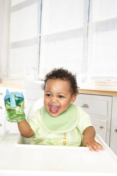 아기 남자아이 (18-23 개월) 의 유아용 식탁의자 쥠 컵, 웃는 - baby cup 뉴스 사진 이미지