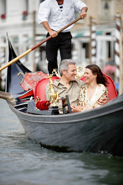 itália, veneza, casal em gôndola, sorridente - men gondolier people activity imagens e fotografias de stock
