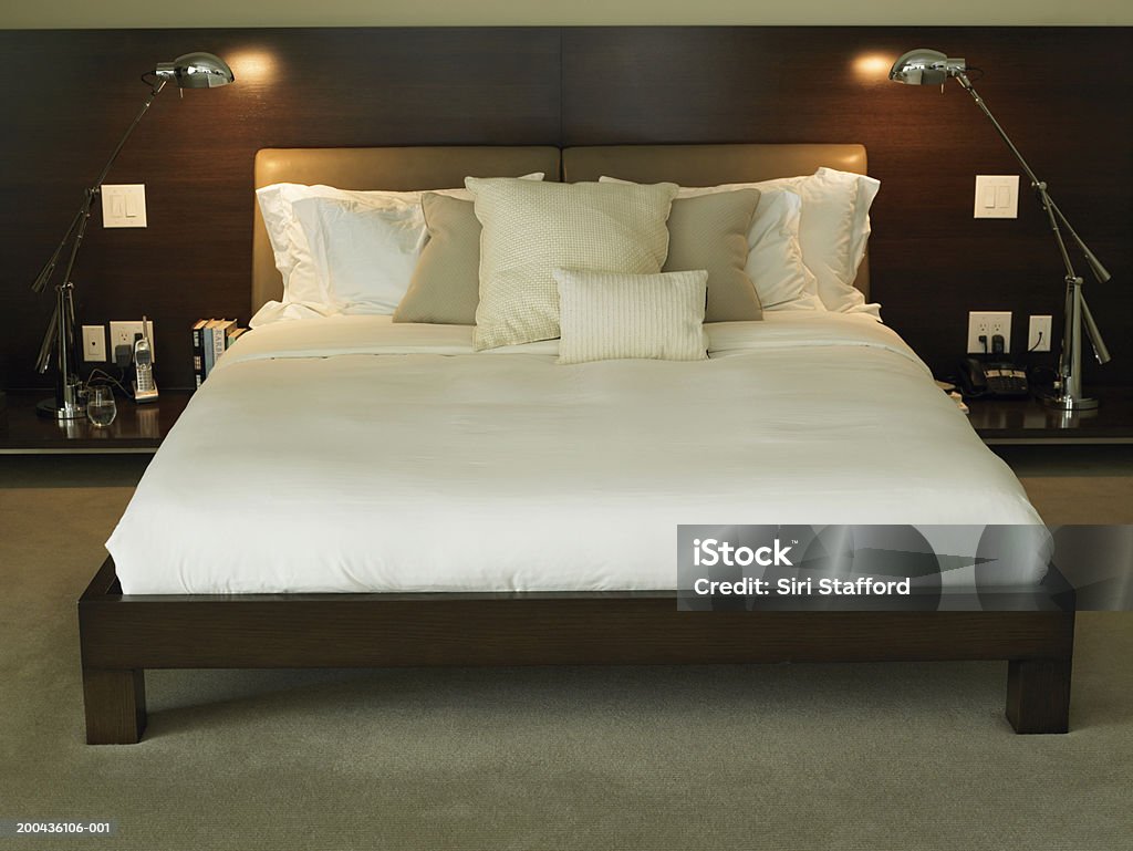 Спальня с д�вумя освещением огни - Стоковые фото Без людей роялти-фри