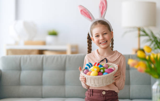 child with easter painting eggs - child easter flower little girls photos et images de collection