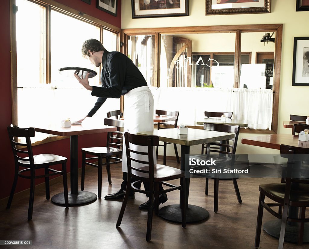 Nettoyage complet, une table à café - Photo de Garçon de café libre de droits