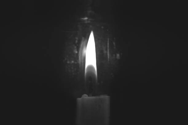 candle light in the dark, candles standing in the dark, from close up lapi from candles