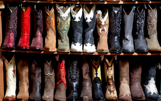 Rack Botas de vaquero en zapatería, encuadre completo photo