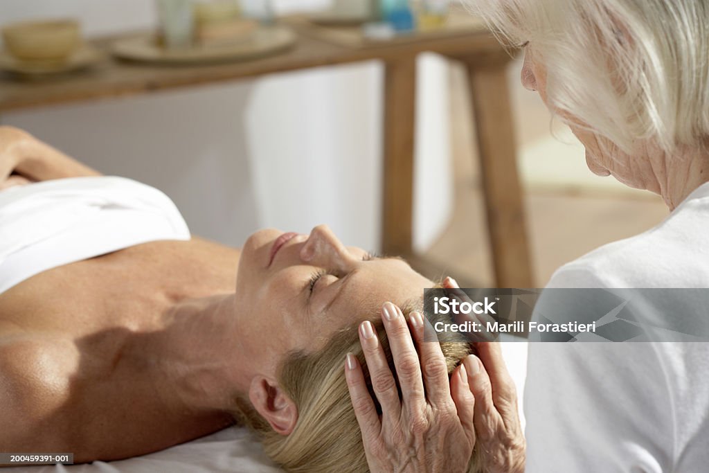 힐튼의 여성 표 그녀의 머리 긴장이 하는 - 로열티 프리 2명 스톡 사진