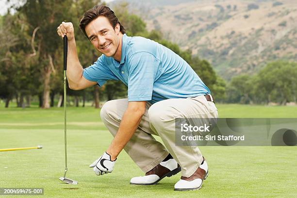 Golfspieler Der Kniebeuge Auf Grün Stockfoto und mehr Bilder von Hockend - Hockend, Golfspieler, Golf