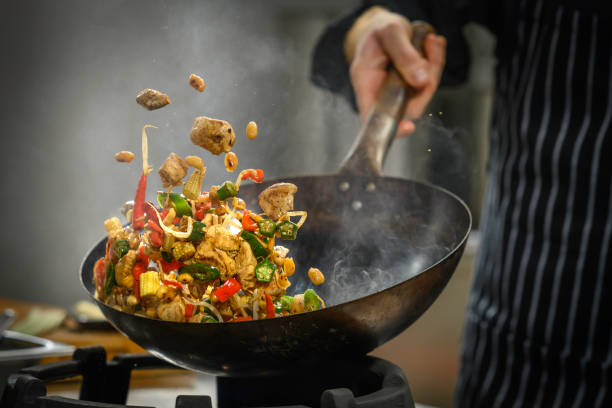 šéfkuchař připravující jídlo v kuchyni restaurace - vaření příprava jídla - stock snímky, obrázky a fotky