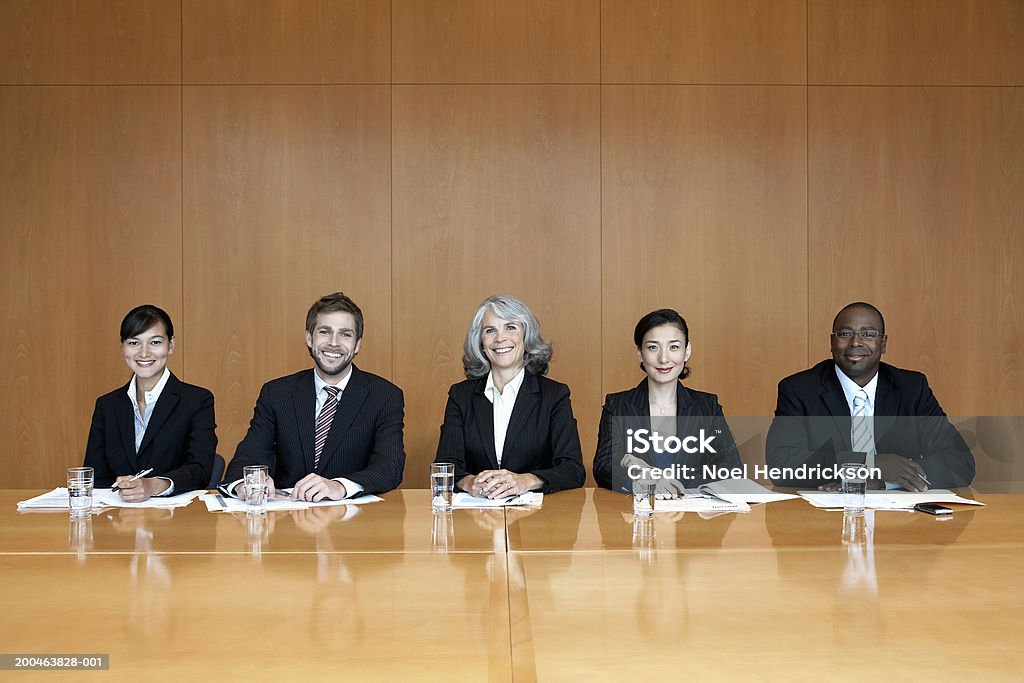 Os executivos na mesa de conferência, Retrato - Foto de stock de Vista Frontal royalty-free