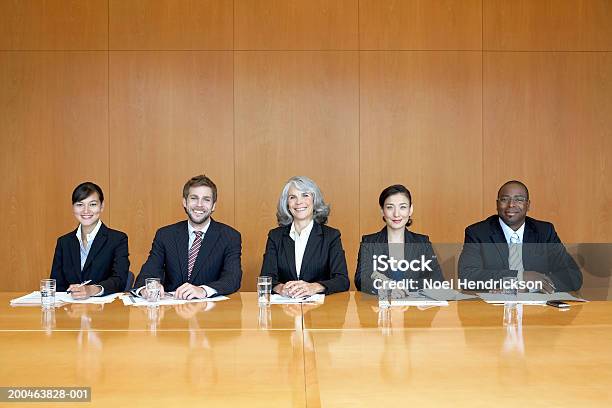 Foto de Os Executivos Na Mesa De Conferência Retrato e mais fotos de stock de Vista Frontal - Vista Frontal, Reunião, Sentar