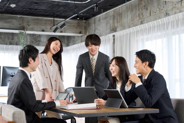 istock Asian businesspeople having a group meeting 2004641006