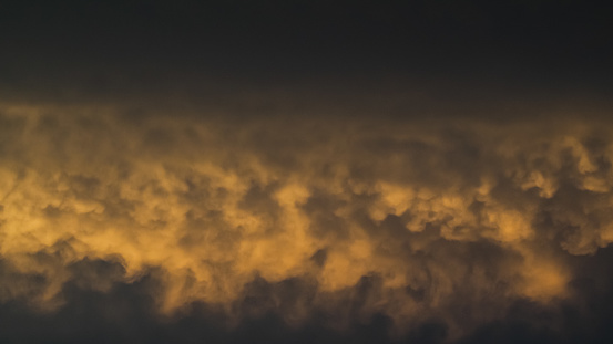 Vue rapprochée de mammatus après le passage d'un orage, illuminés par le soleil couchant