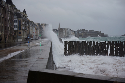 Saint-Malo, vagues de submersion, marée haute, tempête