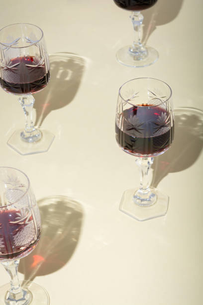 verres à vin en cristal avec du vin. - wineglass glass crystal studio shot photos et images de collection