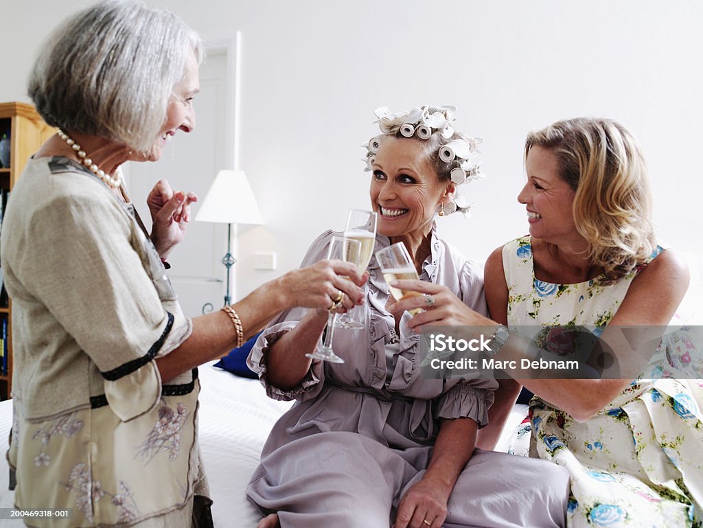 3 여자대표 toasting, 앨코브 플루트는, 앉아 침대, smil - 로열티 프리 성년 여자 스톡 사진