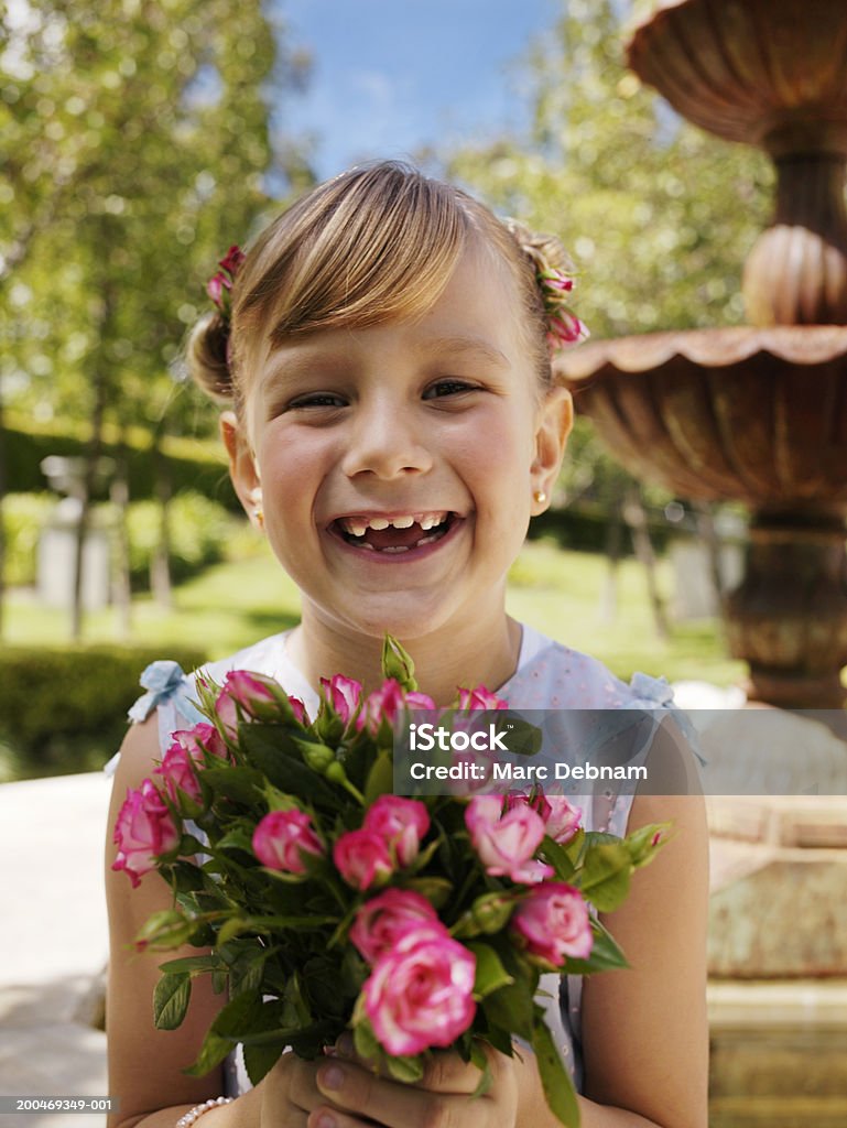 (Mädchen) (6 – 7) in Brautjungfern-Kleid holding bouquet, Lächeln, port - Lizenzfrei 6-7 Jahre Stock-Foto