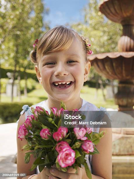 Menina Em Vestido De Dama De Honor Segurando Ramo Sorridente Porto - Fotografias de stock e mais imagens de 6-7 Anos