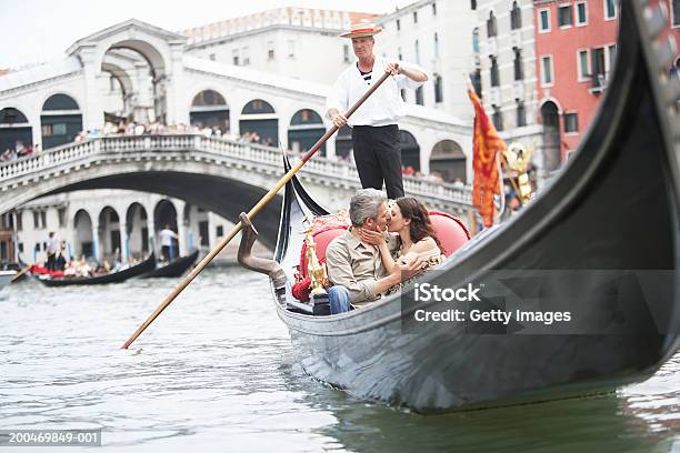 이탈리아 베니스 커플입니다 탑승형 곤돌라 키스 베네치아-이탈리아에 대한 스톡 사진 및 기타 이미지 - 베네치아-이탈리아, 곤돌라, 커플