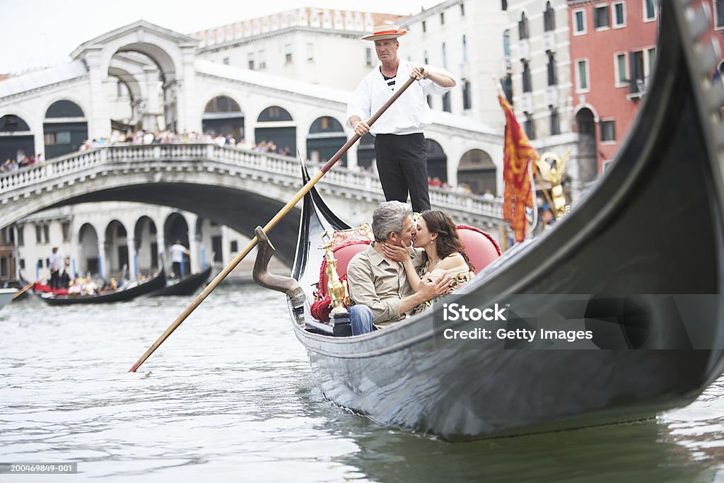 Itália, Veneza, casal andando e Beijar na gôndola - Foto de stock de Veneza - Itália royalty-free