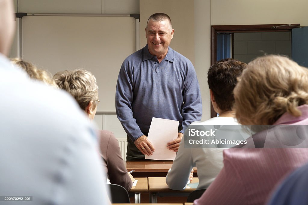 Ältere Männer und Frauen im Klassenzimmer, Lehrer stehen an der Vorderseite - Lizenzfrei Klassenzimmer Stock-Foto