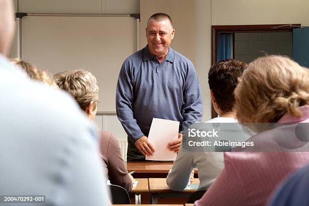 Ältere Männer Und Frauen Im Klassenzimmer Lehrer Stehen An Der Vorderseite Stockfoto und mehr Bilder von Klassenzimmer