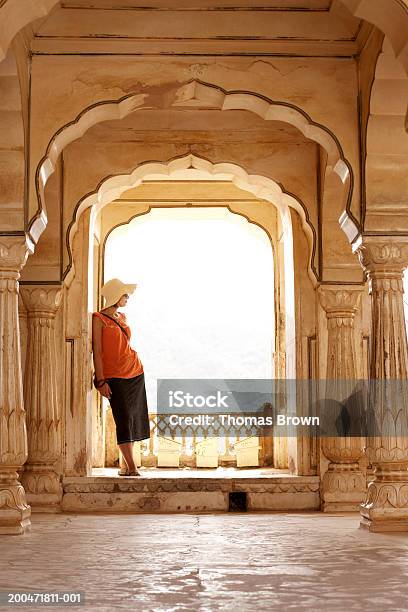 India Rajasthan Forte Di Ambra Donna In Piedi Sul Palazzo Balcone - Fotografie stock e altre immagini di Turista