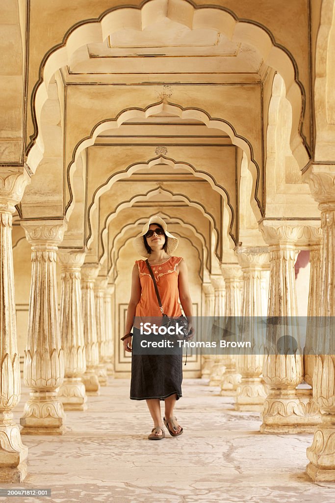 India, Rajasthan, Forte di ambra, Donna cammina attraverso archi in - Foto stock royalty-free di Turista