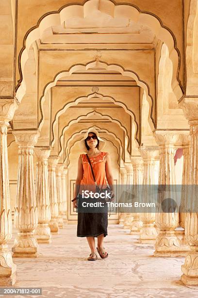 インドラジャスタンアンベール城アーチウェイを渡る女性の - 観光客のストックフォトや画像を多数ご用意 - 観光客, 女性一人, 建築上の特徴 アーチ
