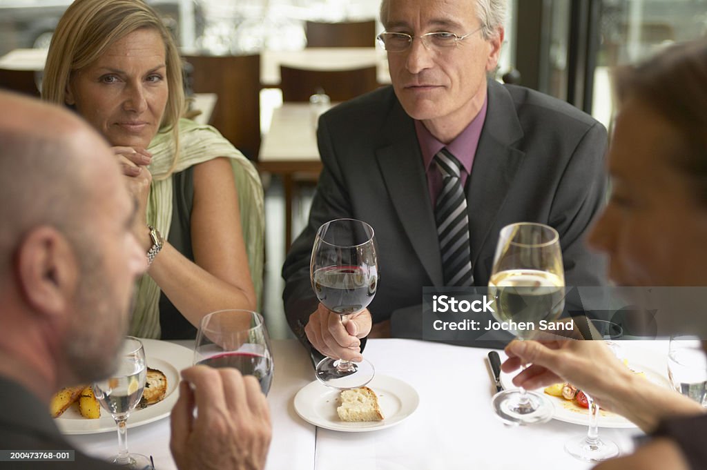 Коллегами в бизнес-ланч (Фокус на мужчина и женщина - Стоковые фото Костюм в комплекте роялти-фри