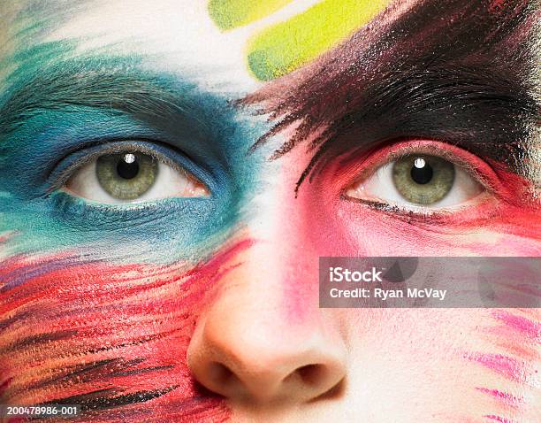 Adolescente Usando La Etapa Maquillaje Retrato De Primer Plano De Foto de stock y más banco de imágenes de 14-15 años