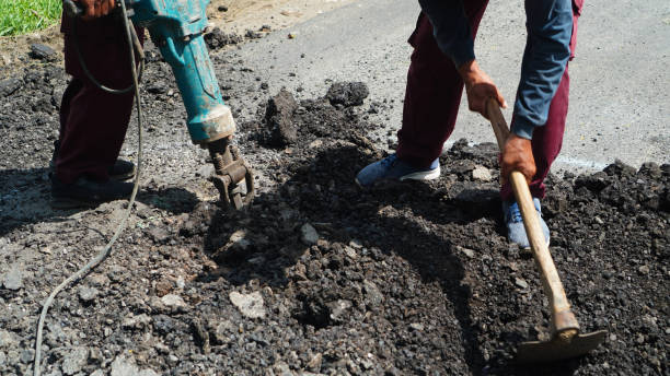 pracownicy usuwają asfalt - jackhammer road construction construction worker road zdjęcia i obrazy z banku zdjęć