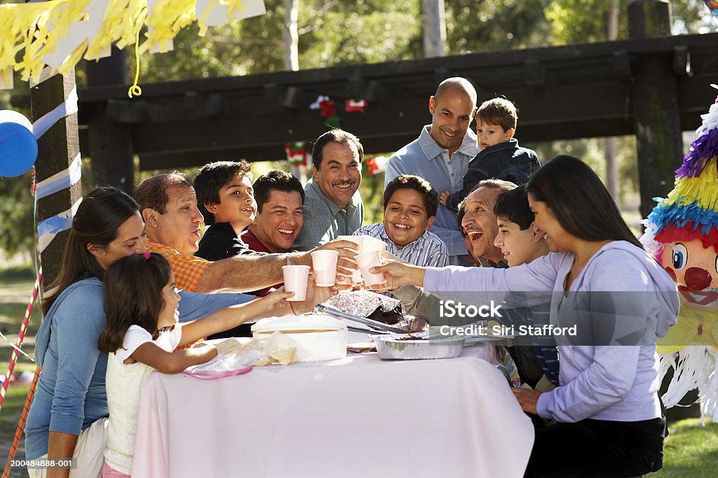 Großfamilie im park, toast - Lizenzfrei Geburtstag Stock-Foto