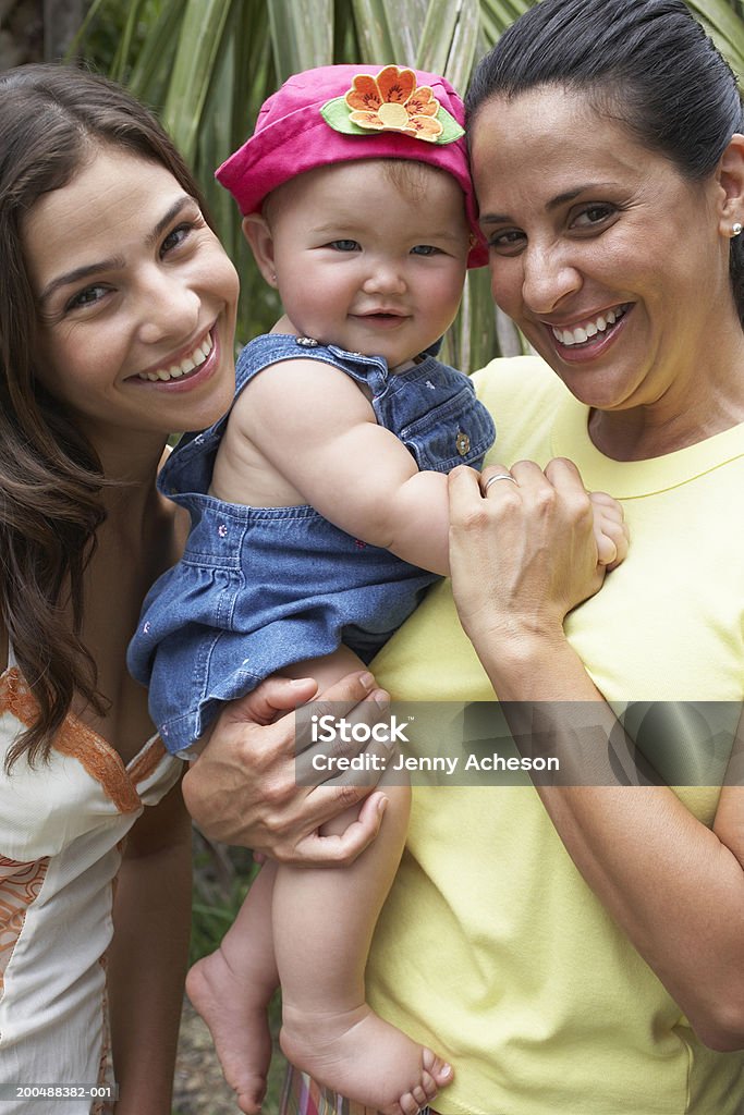 Três gerações de família ao ar livre, sorrindo feminino, Retrato - Foto de stock de Avó royalty-free