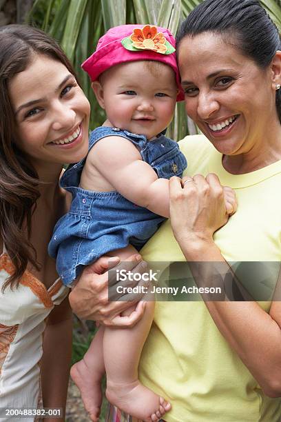 Foto de Três Gerações De Família Ao Ar Livre Sorrindo Feminino Retrato e mais fotos de stock de Avó