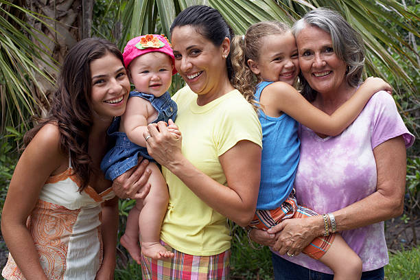 três gerações de família ao ar livre, sorrindo feminino, retrato - grandmother senior adult child baby - fotografias e filmes do acervo