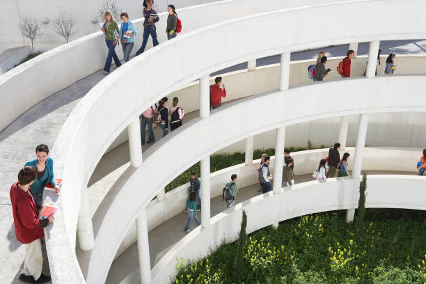 alunos em passeios, ao ar livre, elevação vista - built structure education school education building imagens e fotografias de stock