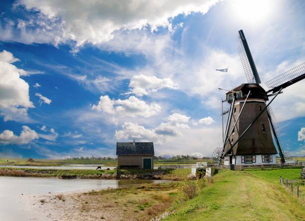 idílio rural holandês do país com um moinho de vento - polder windmill space landscape - fotografias e filmes do acervo