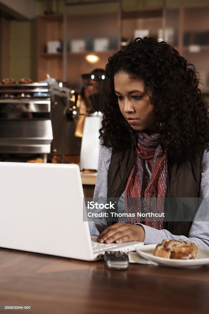 Teenager Mädchen (26) mit laptop am Tisch im Café - Lizenzfrei 16-17 Jahre Stock-Foto