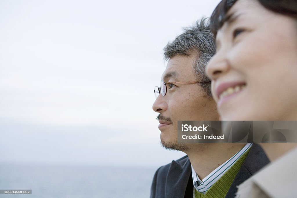 성숙한 커플입니다, 바다빛 백그라운드에서, 클로즈업, 측면 보기 - 로열티 프리 중년 커플 스톡 사진