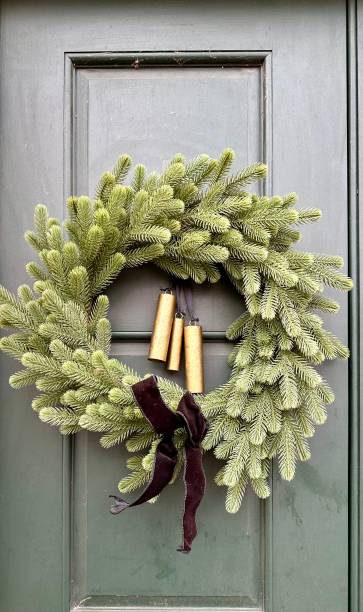 istock Christmas Wreath on a Green Door 2005210838