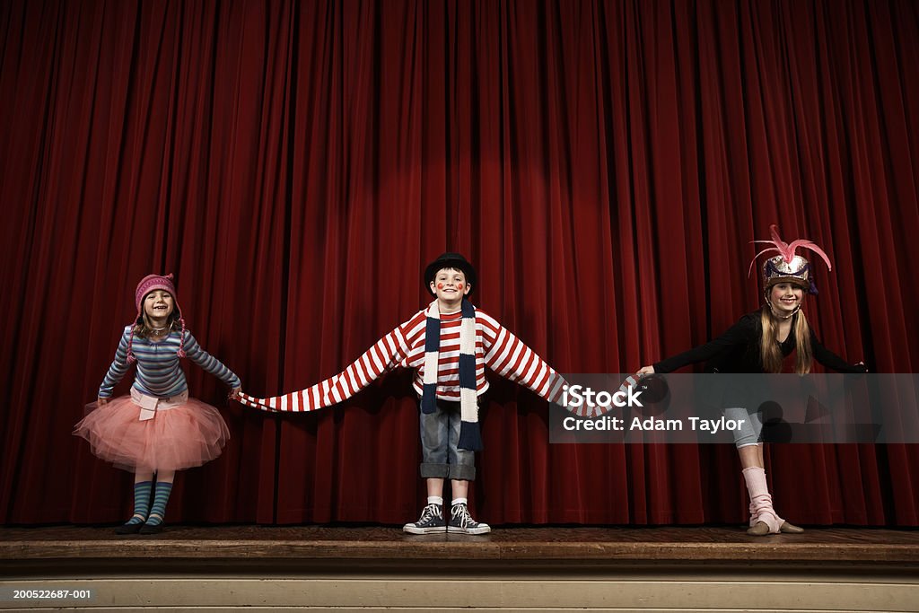 Dos niñas y niño (de 6 a 10) en traje de tomar bow - Foto de stock de Escenario libre de derechos