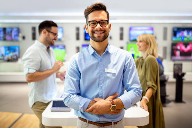 el consultor de ventas asesora a las personas que eligen nuevos dispositivos digitales en la tienda. consulta profesional - negociador bursátil fotografías e imágenes de stock