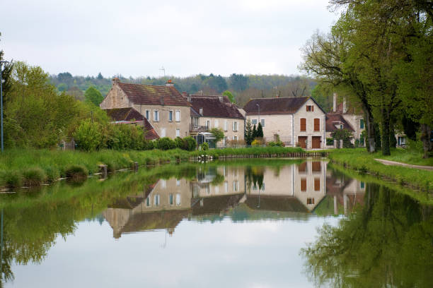 tanlay, yonne, wioska nad canal-du-bourgogne na wiosnę - côte d'or zdjęcia i obrazy z banku zdjęć