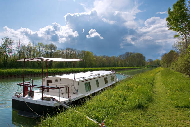 łódź mieszkalna na kanale canal-du-bourgogne, tanlay - côte d'or zdjęcia i obrazy z banku zdjęć