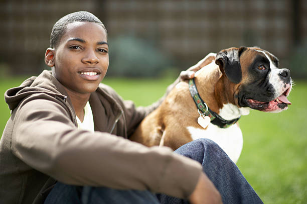 jeunes garçons (14 à 16) et chien à l'extérieur, garçon souriant - 2271 photos et images de collection